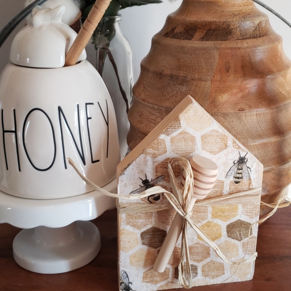 Handmade wooden house, bee theme with honey dipper - Picture 1 of 2